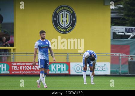 HARROGATE, REGNO UNITO. 21 AGOSTO Oliver Banks of Barrow sembra abbattuto durante la partita Sky Bet League 2 tra Harrogate Town e Barrow a Wetherby Road, Harrogate sabato 21 agosto 2021. (Credit: Will Matthews | MI News) Credit: MI News & Sport /Alamy Live News Foto Stock