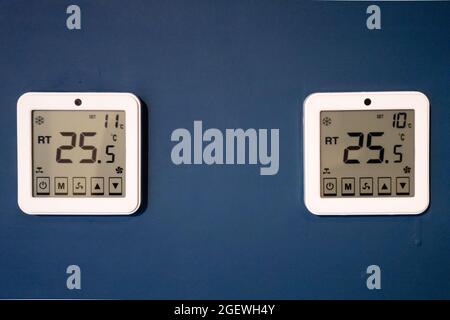 Due termometri a parete rettangolari che mostrano la temperatura ambiente a 25.5 gradi Celsius Foto Stock