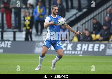 HARROGATE, REGNO UNITO. 21 AGOSTO Oliver Banks of Barrow in azione durante la partita Sky Bet League 2 tra Harrogate Town e Barrow a Wetherby Road, Harrogate sabato 21 agosto 2021. (Credit: Will Matthews | MI News) Credit: MI News & Sport /Alamy Live News Foto Stock