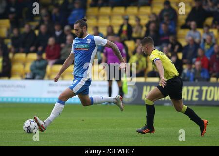 HARROGATE, REGNO UNITO. 21 AGOSTO Oliver Banks of Barrow in azione durante la partita Sky Bet League 2 tra Harrogate Town e Barrow a Wetherby Road, Harrogate sabato 21 agosto 2021. (Credit: Will Matthews | MI News) Credit: MI News & Sport /Alamy Live News Foto Stock