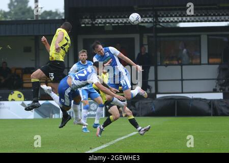 HARROGATE, REGNO UNITO. 21 AGOSTO Josh Gordon di Barrow spara verso il traguardo durante la partita della Sky Bet League 2 tra Harrogate Town e Barrow a Wetherby Road, Harrogate sabato 21 agosto 2021. (Credit: Will Matthews | MI News) Credit: MI News & Sport /Alamy Live News Foto Stock