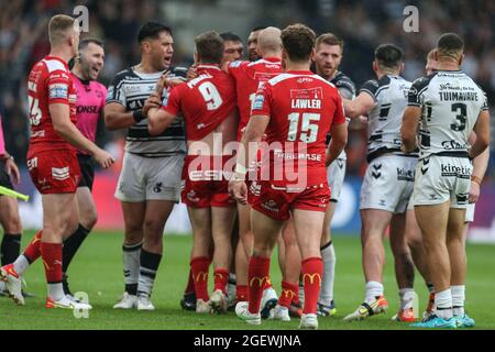 Le temperature aumentano durante il derby Hull tra i giocatori Hull FC e Hull KR Foto Stock