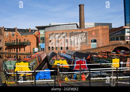 Barche a remi al Regency Wharf a gas Street Basin nel centro di Birmingham, Birmingham, Inghilterra, Regno Unito Foto Stock