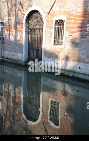 Vedutas dei canali di Venezia con i palazzi riflessi nelle acque Foto Stock