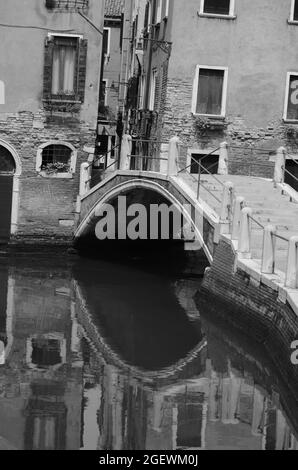 Vedutas dei canali di Venezia con i palazzi riflessi nelle acque Foto Stock