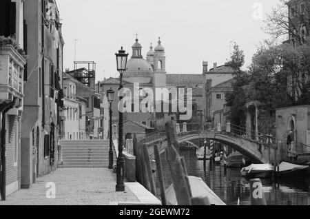 Veduta dei canali e cupola di una chiesa di Venezia Foto Stock