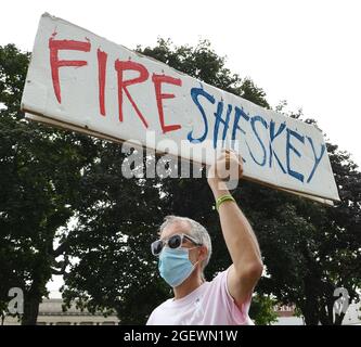 21 agosto 2021, Kenosha, Wisconsin, Stati Uniti d'America: BILL GREGORY tiene un cartello che chiede il licenziamento dell'ufficiale di polizia Rusten Sheskey in un raduno al Civic Center Park di Kenosha, Wisconsin Sabato 21 agosto 2021 per commemorare l'anniversario della sparatoria di Jacob Blake da Sheskey. Blake, che è stato girato sette volte al punto bianco gamma, è paralizzato dopo il tiro 23 agosto 2020. Il raduno, tenuto dalla famiglia Blake sotto la bandiera di Ã¢â‚¬Å “Giustizia per Giacobbe,Ã¢â‚¬Â era in un parco di fronte al tribunale della contea di Kenosha, una delle scene di diversi giorni di violente e feroci proteste A. Foto Stock