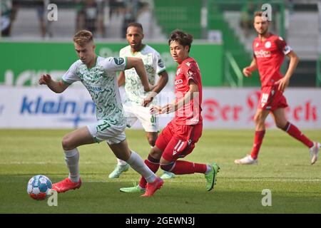 Fuerth, Germania. 21 Agosto 2021. Nessuna vendita in Giappone! Gian Luca ITTER (Fuerth), azione, duelli contro Masaya OKUGAWA (BI). Calcio 1° Bundesliga stagione 2021/2022, 2° matchday, matchday02 Greuther Furth-Arminia Bielefeld 1-1, il 08/21/2021, Sportpark Ronhof Thomas Sommer in Fuerth credito: dpa/Alamy Live News Foto Stock