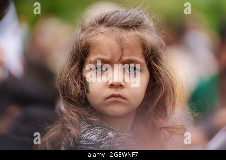 Bruxelles, Belgio - 18 agosto. 2021. Poche centinaia di persone si sono riunite presso la sede centrale della Commissione europea per protestare contro l'attuale situazione in Afghanistan. Foto Stock