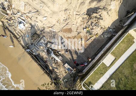 Florianópolis (SC), 21/08/2021 - Meio ambiente / Demolição de casa consumida pelas dunas no Bairro Ingleses. Nessa última sexta (20) ocorreu a demolc Foto Stock