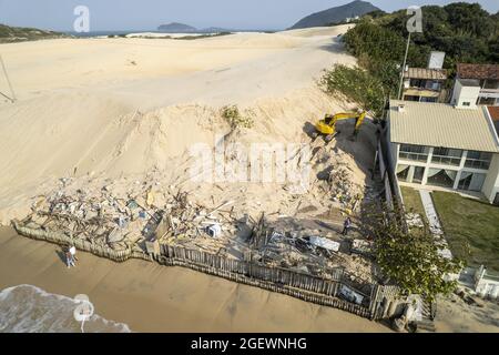 Florianópolis (SC), 21/08/2021 - Meio ambiente / Demolição de casa consumida pelas dunas no Bairro Ingleses. Nessa última sexta (20) ocorreu a demolc Foto Stock