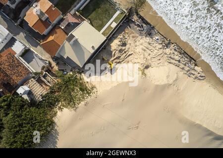 Florianópolis (SC), 21/08/2021 - Meio ambiente / Demolição de casa consumida pelas dunas no Bairro Ingleses. Nessa última sexta (20) ocorreu a demolc Foto Stock