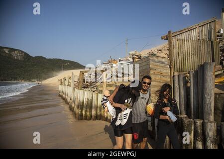 Florianópolis (SC), 21/08/2021 - Meio ambiente / Demolição de casa consumida pelas dunas no Bairro Ingleses. Nessa última sexta (20) ocorreu a demolc Foto Stock