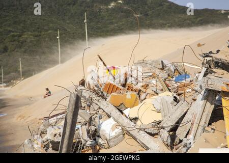 Florianópolis (SC), 21/08/2021 - Meio ambiente / Demolição de casa consumida pelas dunas no Bairro Ingleses. Nessa última sexta (20) ocorreu a demolc Foto Stock