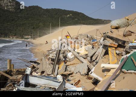 Florianópolis (SC), 21/08/2021 - Meio ambiente / Demolição de casa consumida pelas dunas no Bairro Ingleses. Nessa última sexta (20) ocorreu a demolc Foto Stock