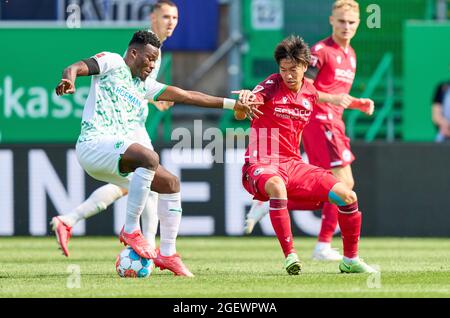 Hans Nunoo SARPEI, GF 14 gareggiano per la palla, affrontando, duello, header, zweikampf, Azione, lotta contro Masaya Okugawa, Bielefeld Nr. 11 nella partita SpVgg GREUTHER FUERTH - ARMINIA BIELEFELD 1-1 1.Lega di calcio tedesca il 21 agosto 2021 a Fürth, Germania Stagione 2021/2022, giorno 2, 1.Bundesliga, Fürth, 2.Spieltag. © Peter Schatz / Alamy Live News - LE NORMATIVE DFL VIETANO L'USO DI FOTOGRAFIE come SEQUENZE DI IMMAGINI e/o QUASI-VIDEO - Foto Stock