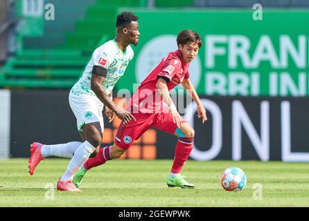 Hans Nunoo SARPEI, GF 14 gareggiano per la palla, affrontando, duello, header, zweikampf, Azione, lotta contro Masaya Okugawa, Bielefeld Nr. 11 nella partita SpVgg GREUTHER FUERTH - ARMINIA BIELEFELD 1-1 1.Lega di calcio tedesca il 21 agosto 2021 a Fürth, Germania Stagione 2021/2022, giorno 2, 1.Bundesliga, Fürth, 2.Spieltag. © Peter Schatz / Alamy Live News - LE NORMATIVE DFL VIETANO L'USO DI FOTOGRAFIE come SEQUENZE DI IMMAGINI e/o QUASI-VIDEO - Foto Stock