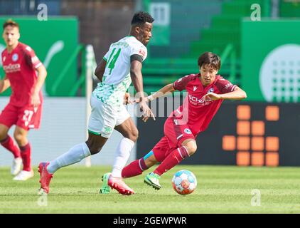 Hans Nunoo SARPEI, GF 14 gareggiano per la palla, affrontando, duello, header, zweikampf, Azione, lotta contro Masaya Okugawa, Bielefeld Nr. 11 nella partita SpVgg GREUTHER FUERTH - ARMINIA BIELEFELD 1-1 1.Lega di calcio tedesca il 21 agosto 2021 a Fürth, Germania Stagione 2021/2022, giorno 2, 1.Bundesliga, Fürth, 2.Spieltag. © Peter Schatz / Alamy Live News - LE NORMATIVE DFL VIETANO L'USO DI FOTOGRAFIE come SEQUENZE DI IMMAGINI e/o QUASI-VIDEO - Foto Stock