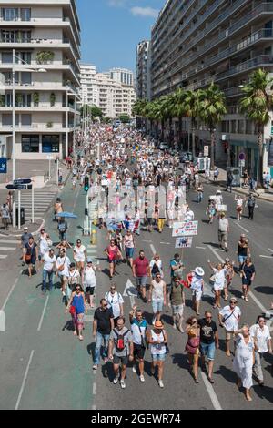 Toulon, Francia. 21 Agosto 2021. Folla di manifestanti che marciavano per le strade, durante la protesta.Sabato 21 agosto 2021 è il sesto giorno di mobilitazione contro la politica dei vaccini e l'applicazione del pass sanitario. A Tolone (Var), secondo le autorità, vi erano 6000 manifestanti. I principali slogan criticano le decisioni del governo come dittatoriali. Alcuni cartelli includevano segni e slogan che confrontavano la situazione attuale con il regime nazista e la seconda guerra mondiale. Credit: SOPA Images Limited/Alamy Live News Foto Stock