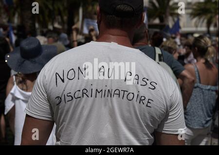 Toulon, Francia. 21 Agosto 2020. Un dimostratore con l'iscrizione 'no al passo discriminatorio' sulla sua schiena, durante la protesta.Sabato 21 agosto 2021 è il sesto giorno di mobilitazione contro la politica del vaccino e l'applicazione del pass sanitario. A Tolone (Var), secondo le autorità, vi erano 6000 manifestanti. I principali slogan criticano le decisioni del governo come dittatoriali. Alcuni cartelli includevano segni e slogan che confrontavano la situazione attuale con il regime nazista e la seconda guerra mondiale. Credit: SOPA Images Limited/Alamy Live News Foto Stock