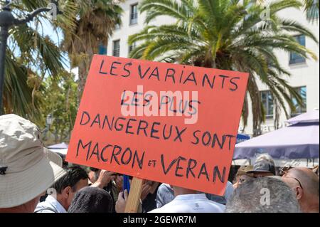 Toulon, Francia. 21 Agosto 2020. Un cartello che dice 'le varianti più pericolose sono Macron e Veran' durante la protesta.Sabato 21 agosto 2021 è il sesto giorno di mobilitazione contro la politica del vaccino e l'applicazione del pass sanitario. A Tolone (Var), secondo le autorità, vi erano 6000 manifestanti. I principali slogan criticano le decisioni del governo come dittatoriali. Alcuni cartelli includevano segni e slogan che confrontavano la situazione attuale con il regime nazista e la seconda guerra mondiale. Credit: SOPA Images Limited/Alamy Live News Foto Stock