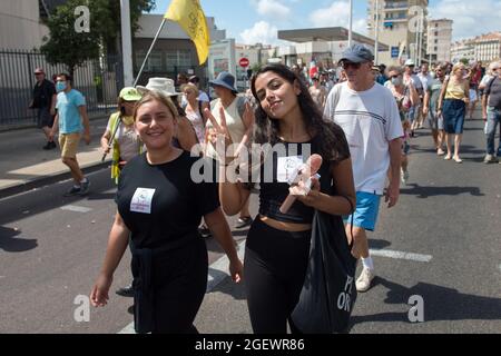 Toulon, Francia. 21 Agosto 2020. Un dimostratore che marciò tenendo un microfono glitterato, gesturando durante la protesta.Sabato 21 agosto 2021 è il sesto giorno di mobilitazione contro la politica di vaccino e l'applicazione del pass sanitario. A Tolone (Var), secondo le autorità, vi erano 6000 manifestanti. I principali slogan criticano le decisioni del governo come dittatoriali. Alcuni cartelli includevano segni e slogan che confrontavano la situazione attuale con il regime nazista e la seconda guerra mondiale. Credit: SOPA Images Limited/Alamy Live News Foto Stock