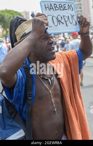 Toulon, Francia. 21 Agosto 2020. Un dimostratore che detiene una targhetta che recita 'habeas corpus', durante la protesta.Sabato 21 agosto 2021 è il sesto giorno di mobilitazione contro la politica del vaccino e l'applicazione del pass sanitario. A Tolone (Var), secondo le autorità, vi erano 6000 manifestanti. I principali slogan criticano le decisioni del governo come dittatoriali. Alcuni cartelli includevano segni e slogan che confrontavano la situazione attuale con il regime nazista e la seconda guerra mondiale. Credit: SOPA Images Limited/Alamy Live News Foto Stock