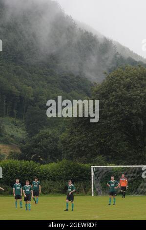 New Radnor, Powys, UK 21 agosto 2021: È il nuovo campo di calcio della Radnor Valley più pittoresco nel Regno Unito ? Il Radnor Valley FC ha battuto a casa Llay Welfare 2-1 con il suo nuovo terreno nel Trofeo FAW. Il campo è circondato dalla splendida Radnor Valley e deve essere uno dei terreni più pittoreschi del Regno Unito. Il terreno senza nome, chiamato scherzosamente il campo di pascolo (il soprannome di Radnor Valley è le capre) è a circa un miglio dal villaggio di New Radnor nel Galles centrale. Una gran parte del villaggio, la popolazione 409 si è rivelata a guardare la partita. Radnor Valley gioca nel verde, Llay Welfa Foto Stock