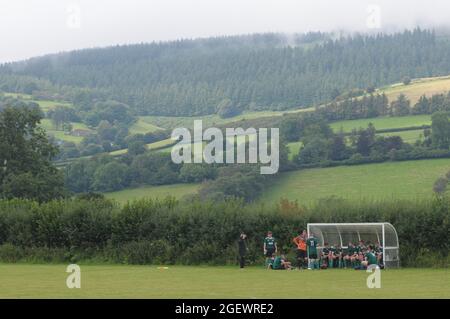 New Radnor, Powys, UK 21 agosto 2021: È il nuovo campo di calcio della Radnor Valley più pittoresco del Regno Unito ?Radnor Valley FC battere più alto classificato Llay Welfare 2-1 a casa sul loro nuovo terreno nel Trofeo FAW. Il campo è circondato dalla splendida Radnor Valley e deve essere uno dei terreni più pittoreschi del Regno Unito. Il terreno senza nome, chiamato scherzosamente il campo di pascolo (il soprannome di Radnor Valley è le capre) è a circa un miglio dal villaggio di New Radnor nel Galles centrale. Una gran parte del villaggio, la popolazione 409 si è rivelata a guardare la partita. Radnor Valley giocare nel verde, Llay Welfare in Foto Stock