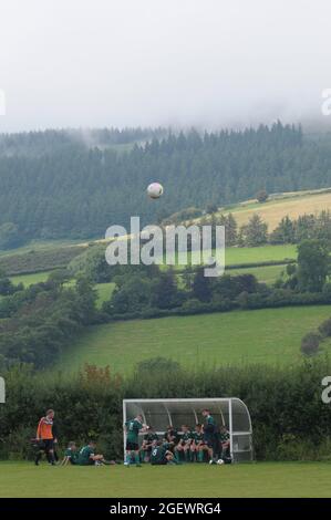 New Radnor, Powys, UK 21 agosto 2021: È il nuovo campo di calcio della Radnor Valley più pittoresco del Regno Unito ?Radnor Valley FC battere più alto classificato Llay Welfare 2-1 a casa sul loro nuovo terreno nel Trofeo FAW. Il campo è circondato dalla splendida Radnor Valley e deve essere uno dei terreni più pittoreschi del Regno Unito. Il terreno senza nome, chiamato scherzosamente il campo di pascolo (il soprannome di Radnor Valley è le capre) è a circa un miglio dal villaggio di New Radnor nel Galles centrale. Una gran parte del villaggio, la popolazione 409 si è rivelata a guardare la partita. Radnor Valley giocare nel verde, Llay Welfare in Foto Stock