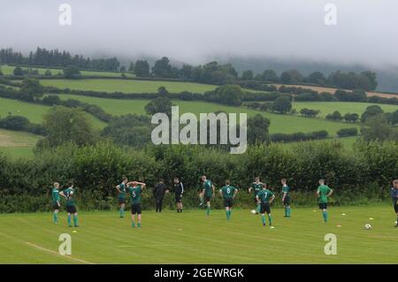 New Radnor, Powys, UK 21 agosto 2021: È il nuovo campo di calcio della Radnor Valley più pittoresco del Regno Unito ?Radnor Valley FC battere più alto classificato Llay Welfare 2-1 a casa sul loro nuovo terreno nel Trofeo FAW. Il campo è circondato dalla splendida Radnor Valley e deve essere uno dei terreni più pittoreschi del Regno Unito. Il terreno senza nome, chiamato scherzosamente il campo di pascolo (il soprannome di Radnor Valley è le capre) è a circa un miglio dal villaggio di New Radnor nel Galles centrale. Una gran parte del villaggio, la popolazione 409 si è rivelata a guardare la partita. Radnor Valley giocare nel verde, Llay Welfare in Foto Stock