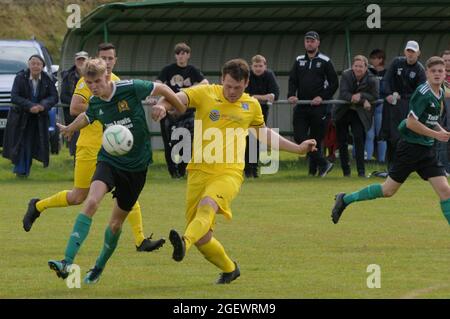 New Radnor, Powys, UK 21 agosto 2021: È il nuovo campo di calcio della Radnor Valley più pittoresco del Regno Unito ?Radnor Valley FC battere più alto classificato Llay Welfare 2-1 a casa sul loro nuovo terreno nel Trofeo FAW. Il campo è circondato dalla splendida Radnor Valley e deve essere uno dei terreni più pittoreschi del Regno Unito. Il terreno senza nome, chiamato scherzosamente il campo di pascolo (il soprannome di Radnor Valley è le capre) è a circa un miglio dal villaggio di New Radnor nel Galles centrale. Una gran parte del villaggio, la popolazione 409 si è rivelata a guardare la partita. Radnor Valley giocare nel verde, Llay Welfare in Foto Stock