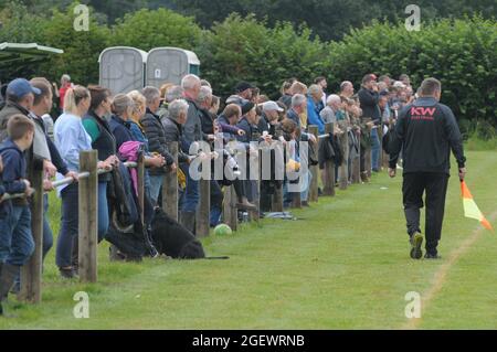 New Radnor, Powys, UK 21 agosto 2021: È il nuovo campo di calcio della Radnor Valley più pittoresco del Regno Unito ?Radnor Valley FC battere più alto classificato Llay Welfare 2-1 a casa sul loro nuovo terreno nel Trofeo FAW. Il campo è circondato dalla splendida Radnor Valley e deve essere uno dei terreni più pittoreschi del Regno Unito. Il terreno senza nome, chiamato scherzosamente il campo di pascolo (il soprannome di Radnor Valley è le capre) è a circa un miglio dal villaggio di New Radnor nel Galles centrale. Una gran parte del villaggio, la popolazione 409 si è rivelata a guardare la partita. Radnor Valley giocare nel verde, Llay Welfare in Foto Stock