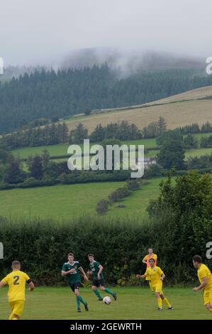 New Radnor, Powys, UK 21 agosto 2021: È il nuovo campo di calcio della Radnor Valley più pittoresco del Regno Unito ?Radnor Valley FC battere più alto classificato Llay Welfare 2-1 a casa sul loro nuovo terreno nel Trofeo FAW. Il campo è circondato dalla splendida Radnor Valley e deve essere uno dei terreni più pittoreschi del Regno Unito. Il terreno senza nome, chiamato scherzosamente il campo di pascolo (il soprannome di Radnor Valley è le capre) è a circa un miglio dal villaggio di New Radnor nel Galles centrale. Una gran parte del villaggio, la popolazione 409 si è rivelata a guardare la partita. Radnor Valley giocare nel verde, Llay Welfare in Foto Stock