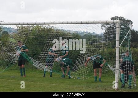 New Radnor, Powys, UK 21 agosto 2021: È il nuovo campo di calcio della Radnor Valley più pittoresco del Regno Unito ?Radnor Valley FC battere più alto classificato Llay Welfare 2-1 a casa sul loro nuovo terreno nel Trofeo FAW. Il campo è circondato dalla splendida Radnor Valley e deve essere uno dei terreni più pittoreschi del Regno Unito. Il terreno senza nome, chiamato scherzosamente il campo di pascolo (il soprannome di Radnor Valley è le capre) è a circa un miglio dal villaggio di New Radnor nel Galles centrale. Una gran parte del villaggio, la popolazione 409 si è rivelata a guardare la partita. Radnor Valley giocare nel verde, Llay Welfare in Foto Stock