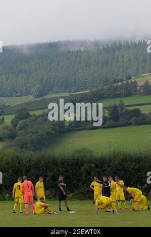 New Radnor, Powys, UK 21 agosto 2021: È il nuovo campo di calcio della Radnor Valley più pittoresco del Regno Unito ?Radnor Valley FC battere più alto classificato Llay Welfare 2-1 a casa sul loro nuovo terreno nel Trofeo FAW. Il campo è circondato dalla splendida Radnor Valley e deve essere uno dei terreni più pittoreschi del Regno Unito. Il terreno senza nome, chiamato scherzosamente il campo di pascolo (il soprannome di Radnor Valley è le capre) è a circa un miglio dal villaggio di New Radnor nel Galles centrale. Una gran parte del villaggio, la popolazione 409 si è rivelata a guardare la partita. Radnor Valley giocare nel verde, Llay Welfare in Foto Stock