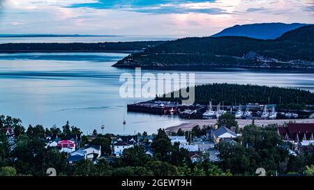 Tadoussac, Canada - Luglio 22 2021: Vista sul fiume St-Lawrence durante il tramonto a Tadoussac Foto Stock