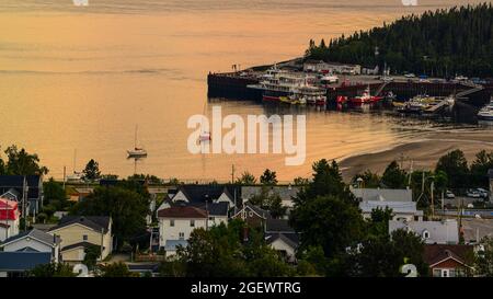 Tadoussac, Canada - Luglio 22 2021: Vista sul fiume St-Lawrence durante il tramonto a Tadoussac Foto Stock