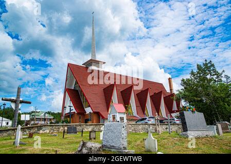 Tadoussac, Canada - Luglio 23 2021: Tetto rosso di Presbytere De Tadoussac Foto Stock