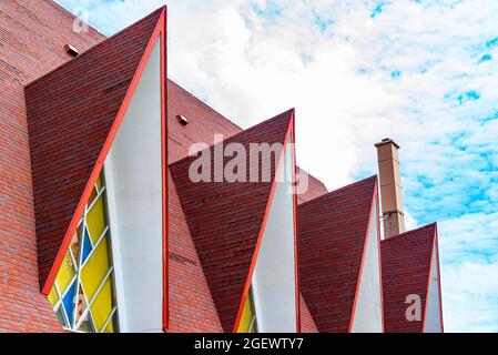 Tadoussac, Canada - Luglio 23 2021: Tetto rosso di Presbytere De Tadoussac Foto Stock