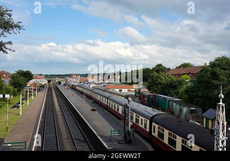 La linea ferroviaria Nord Norfolk con la stazione ferroviaria e Sheringham in lontananza. Foto Stock