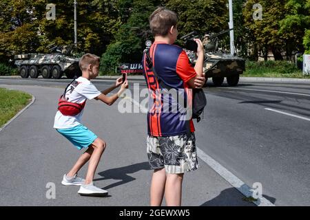 Kiev, Ucraina. 20 ago 2021. KYIV, UCRAINA - 20 AGOSTO 2021: I veicoli militari ucraini guidano in formazione in una prova di parata militare in occasione della Giornata dell'Indipendenza a Khreschatyk Street a Kyiv (Foto di Aleksandr Gusev/Pacific Press) Credit: Pacific Press Media Production Corp./Alamy Live News Foto Stock