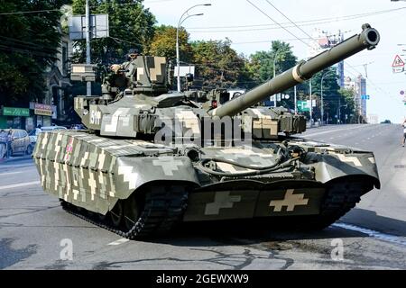 Kiev, Ucraina. 20 ago 2021. KYIV, UCRAINA - 20 AGOSTO 2021: I veicoli militari ucraini guidano in formazione in una prova di parata militare in occasione della Giornata dell'Indipendenza a Khreschatyk Street a Kyiv (Foto di Aleksandr Gusev/Pacific Press) Credit: Pacific Press Media Production Corp./Alamy Live News Foto Stock