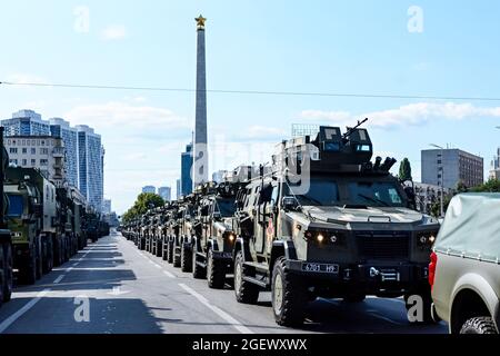 Kiev, Ucraina. 20 ago 2021. KYIV, UCRAINA - 20 AGOSTO 2021: I veicoli militari ucraini guidano in formazione in una prova di parata militare in occasione della Giornata dell'Indipendenza a Khreschatyk Street a Kyiv (Foto di Aleksandr Gusev/Pacific Press) Credit: Pacific Press Media Production Corp./Alamy Live News Foto Stock