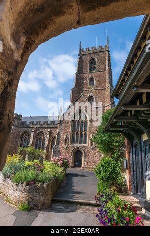 'La Chiesa Priorato di San Giorgio' a Dunster, Somerset, si ritiene risalga al 11 ° secolo. Fu eretta sul luogo attuale da William Foto Stock