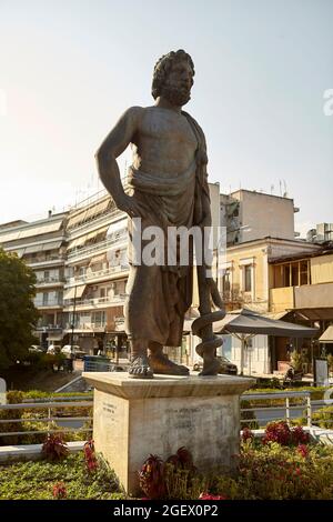 ASKLEPIOS (Asclepius) era il dio della medicina. Statua a trikala Grecia Foto Stock