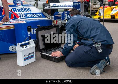 1996 Williams Renault FW18 gara vincitrice di Formula uno, Grand Prix car, con tecnico che utilizza un computer portatile collegato durante la preparazione della guida in salita Foto Stock