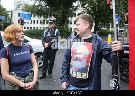 Manchester, Regno Unito. 21 agosto 2021. Uccidi i manifestanti di Bill si uniscono agli attivisti della Palestina libera in una marcia attraverso le strade di Manchester. I manifestanti si oppongono alla legge sulla polizia e la criminalità che dà alla polizia più potere di imporre restrizioni alle proteste. Manchester, Regno Unito. Credit: Barbara Cook/Alamy Live News Foto Stock