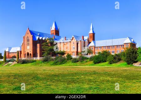 Scuola superiore nella città rurale regionale australiana Bathurst - istituzione educativa stabilita. Foto Stock