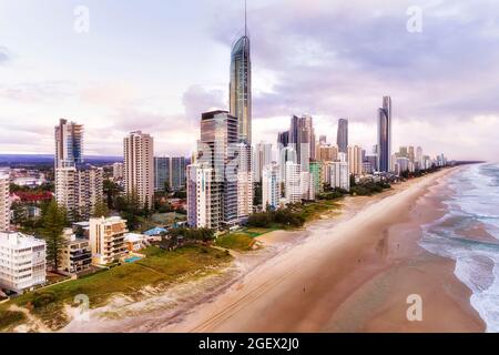 Alte torri urbane moderne sul lungomare della costa del Pacifico di Surfers Paradise - Australian Gold Coast. Foto Stock